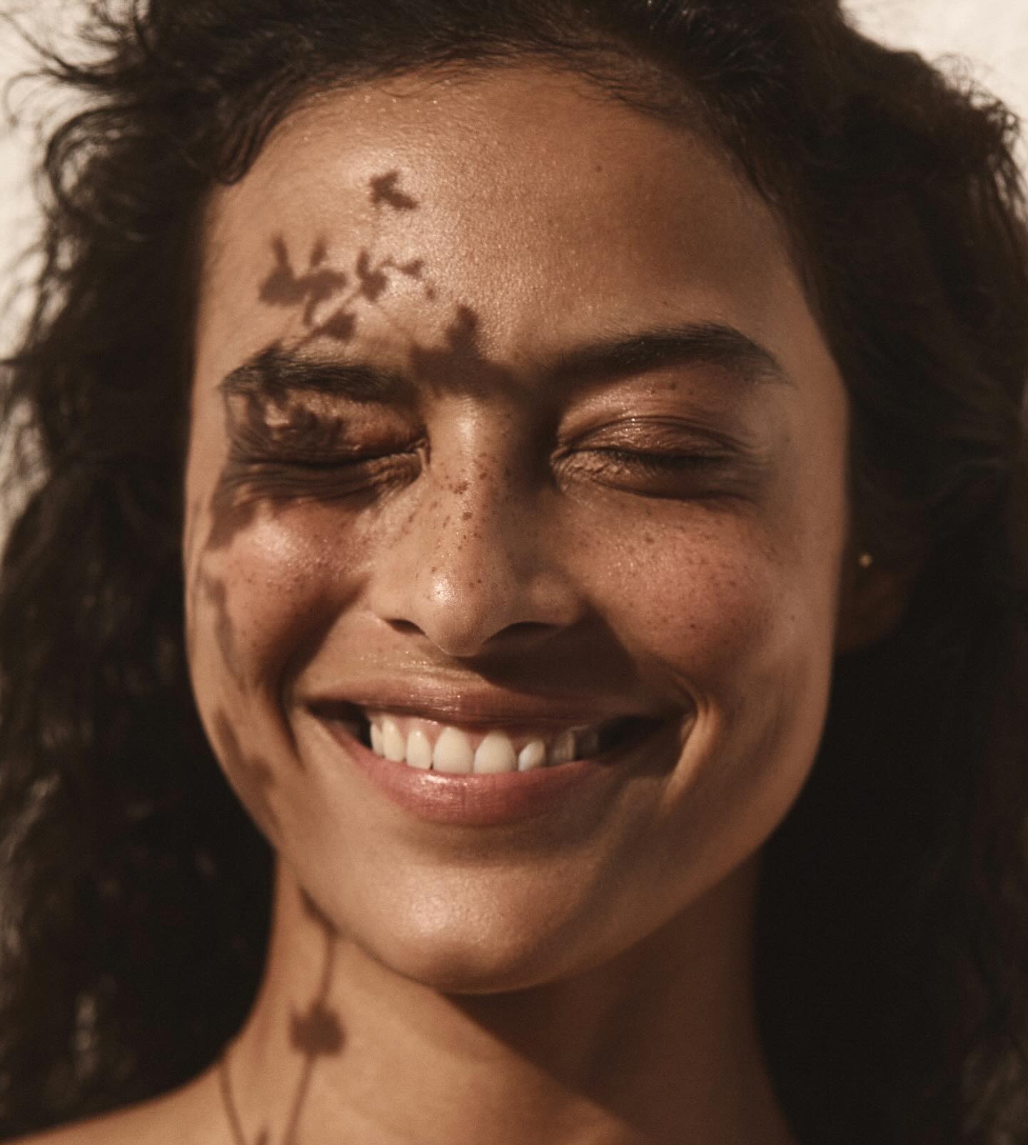 Frau genießt sanfte Reinigung mit natürlicher Körperpflege in der Natur