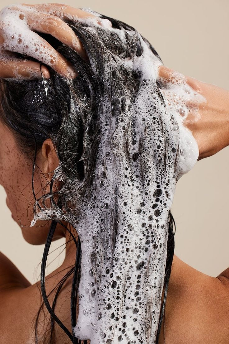 Richtige Haarwäsche mit Shampoo und sanfter Kopfhautpflege lora Naturkosmetik